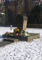 Blumengeschmückter Gedenkstein an der Grohmannstraße in Pirna
